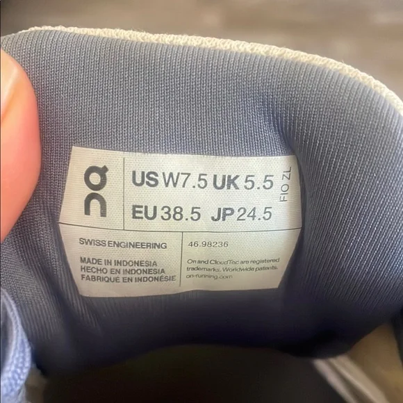 On CloudWomen shoes - White and periwinkles - Picture 9 of 9